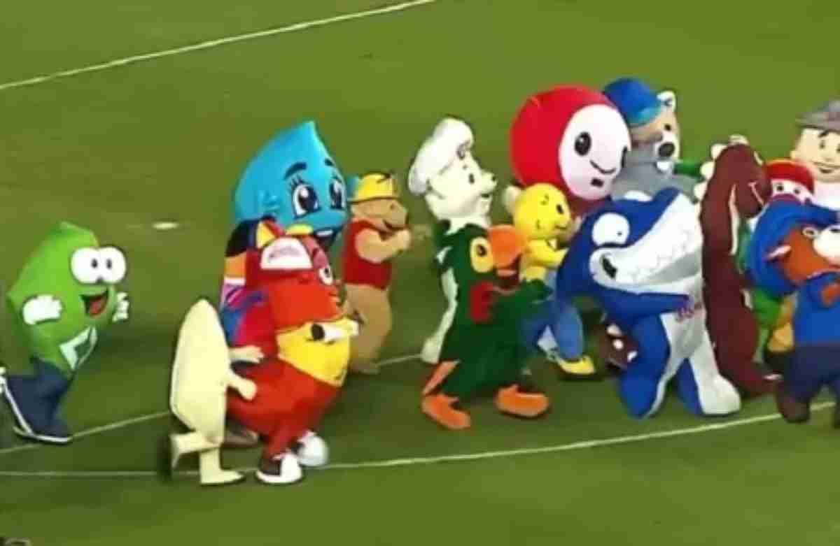 Jogo de futebol na Costa Rica é ofuscado por corrida de mascotes