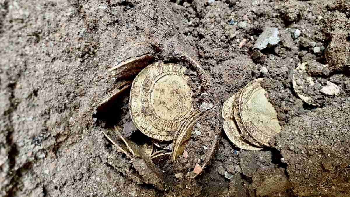 Tesouro de moedas é encontrado no chão da cozinha de um casal. Fotos: Divulgação/ Spink & Son