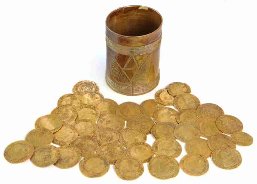Moedas de ouro que valem R$ 1.5 milhão estavam escondidas no chão de uma cozinha
