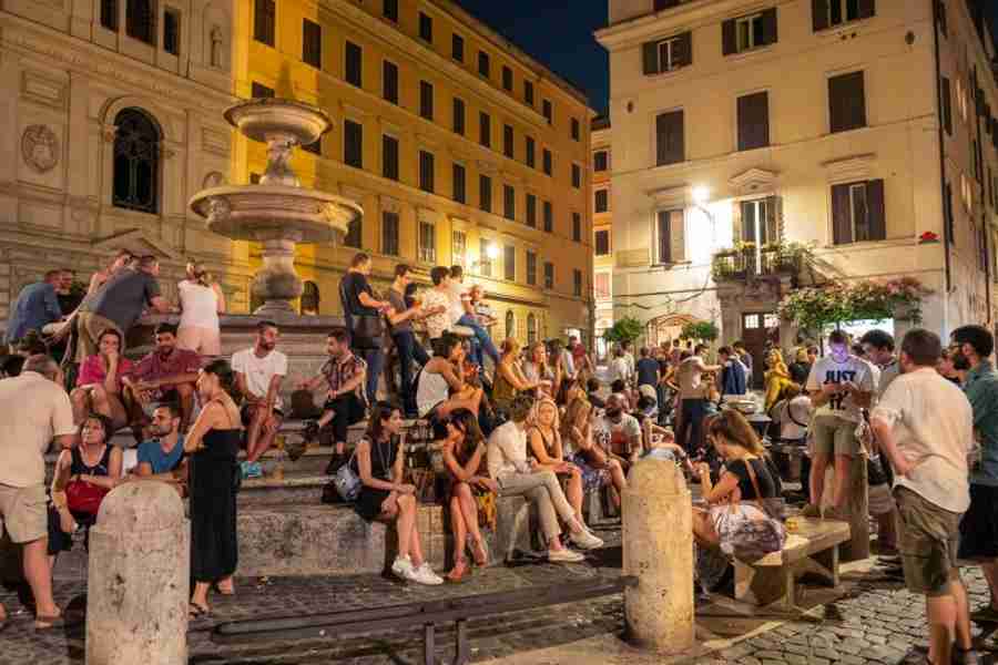 Turista leva multa ao sentar em fonte na Itália. Foto: iStock