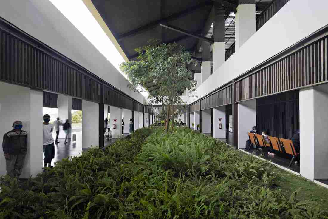 No interior, o edifício do terminal coberto de grama apresenta uma vida vegetal exuberante.
