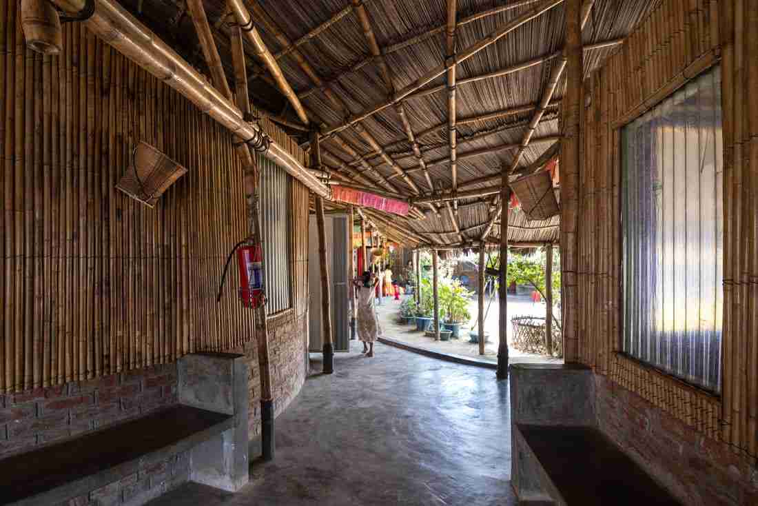 Feitos de bambu e folhas de palmeira, os prédios comunitários oferecem espaços para as mulheres refugiadas.