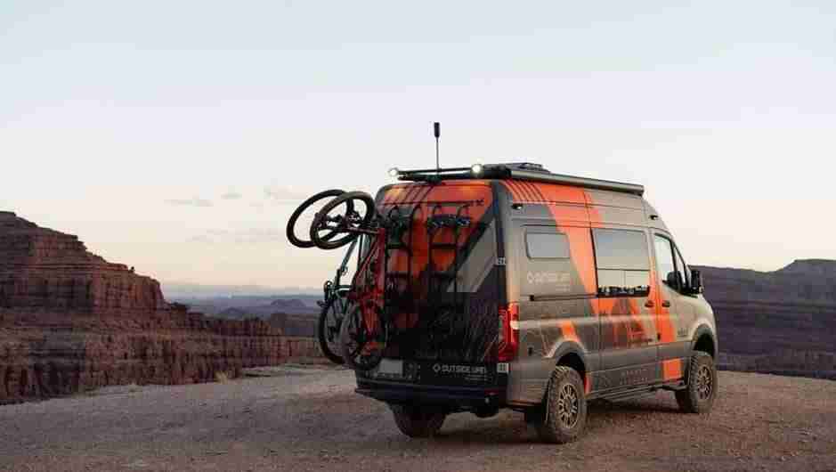 Camping e ciclismo: motorhome tem oficina para bicicletas e espaço para 6 bikes