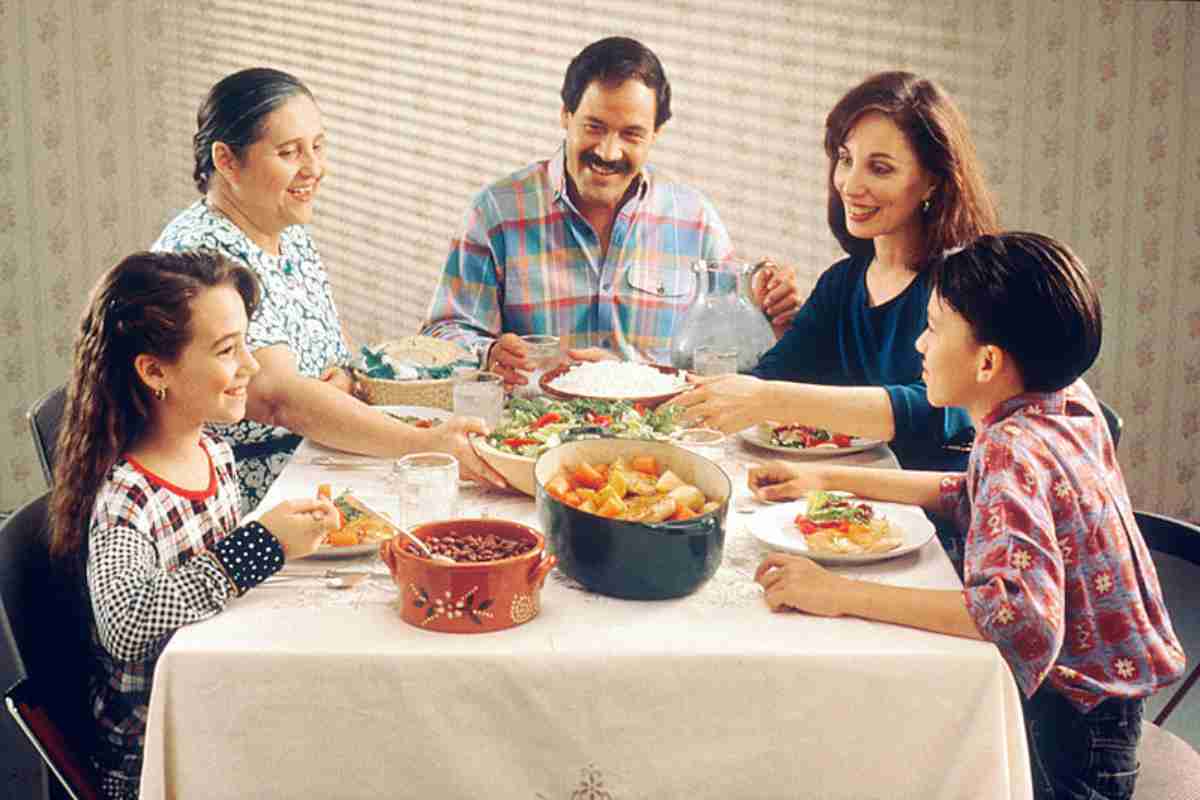 Estudo descobre que jantares em família podem ser extremamente benéficos