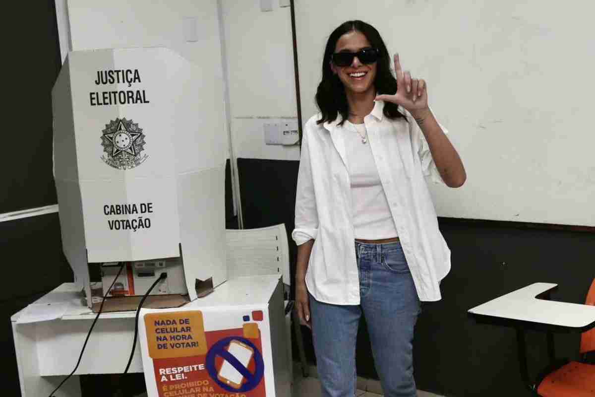 Bruna Marquezine “faz o L” depois de votar no Rio de Janeiro (Foto: Delson Silva/AgNews)