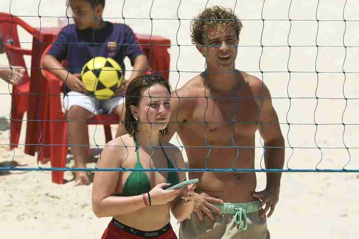 Larissa Manoela e André Luiz Frambach curtem dia de praia no Rio (Foto: Dilson Silva/AgNews)