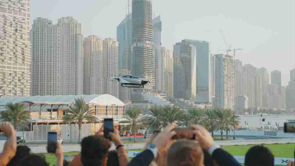 Carro voador Xpeng X2 faz primeiro voo em local público