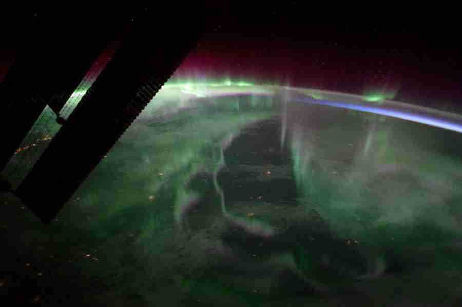 Vídeo: Como é uma aurora boreal vista do espaço?