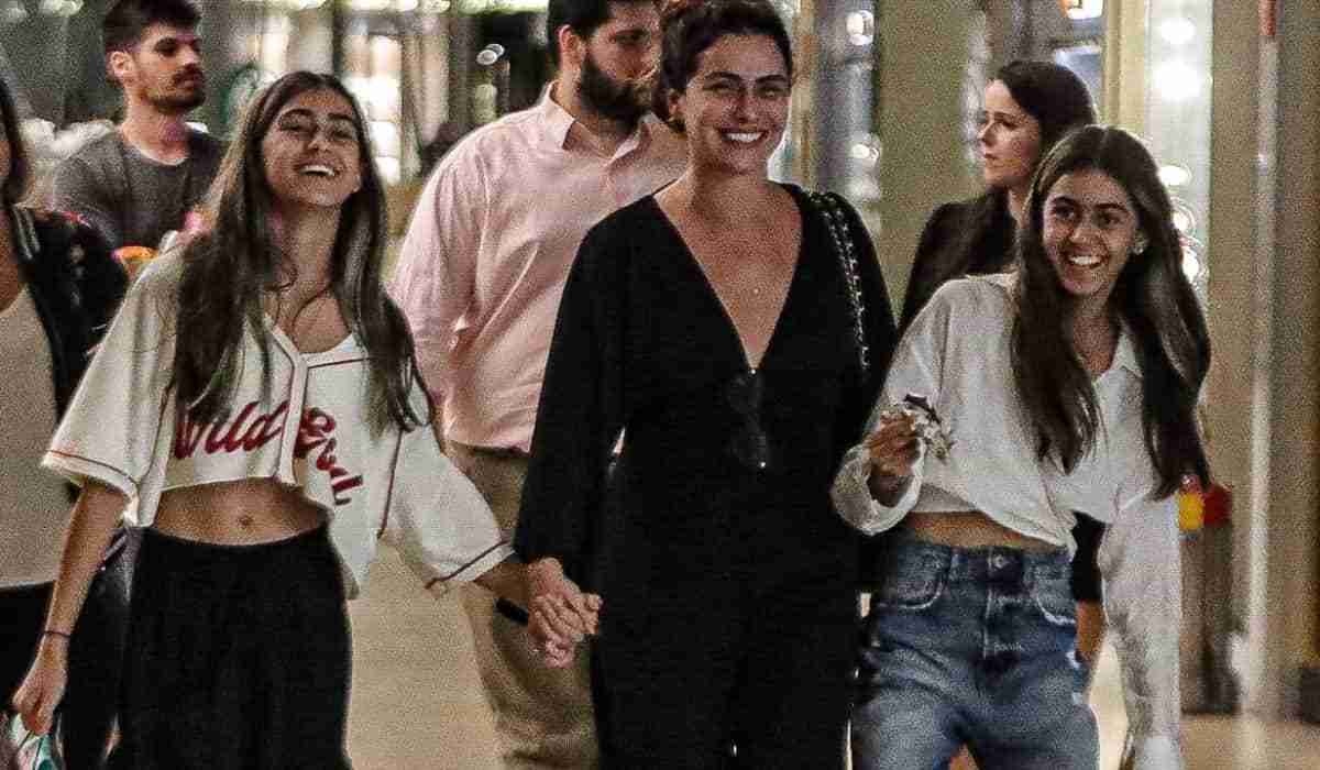 Giovanna Antonelli passeia com filhas gêmeas por shopping do Rio (Foto: Edson Aipim / AgNews)