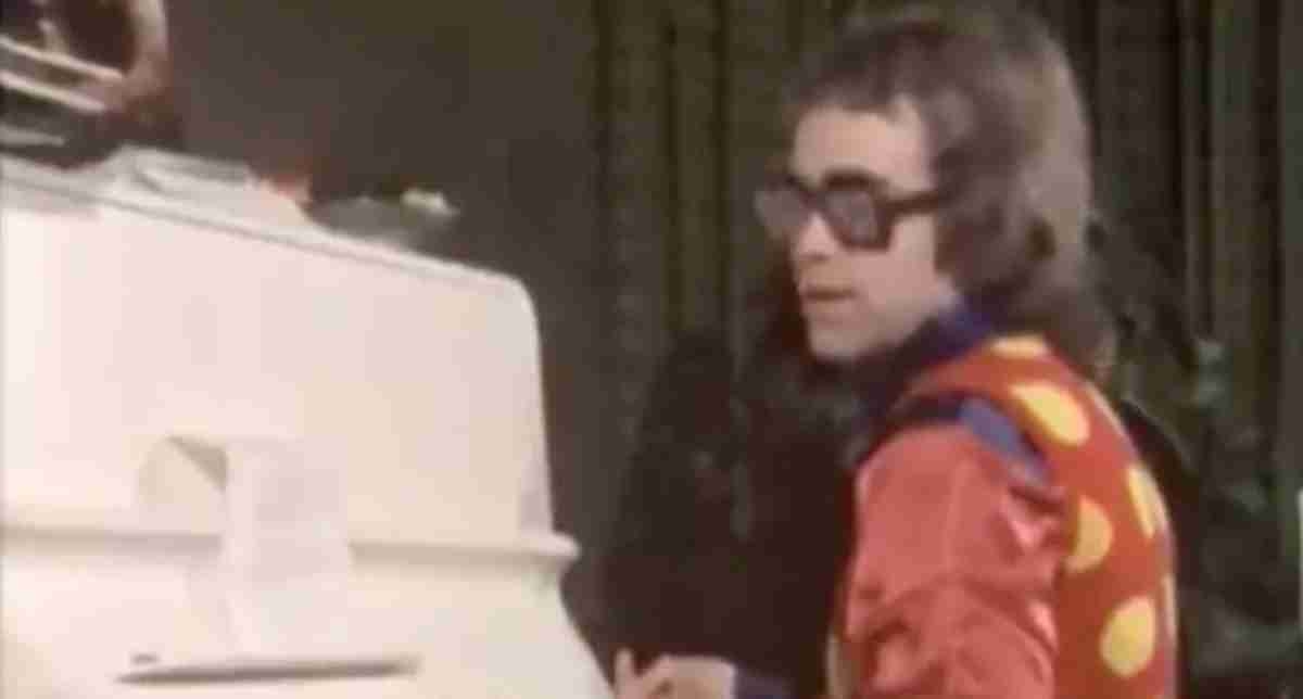 Vídeo do momento em que um jovem Elton John toca ‘Tiny Dancer’ pela primeira vez emociona internautas de todo o mundo