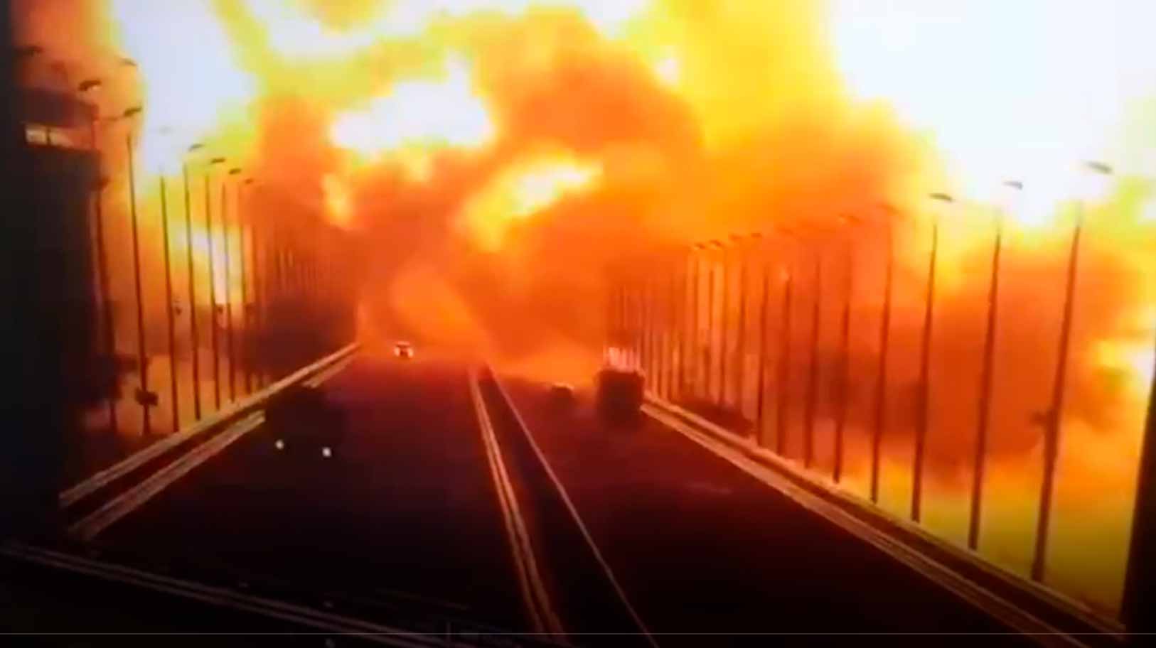 Video: Caminhão com explode e destrói a maior ponte da Rússia