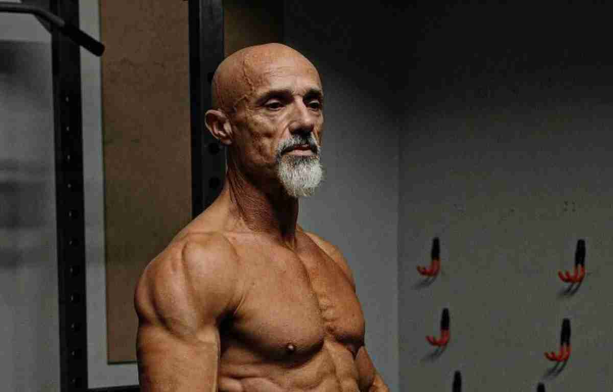Homem de 60 anos passa por transformação física impressionante em apenas 10 meses