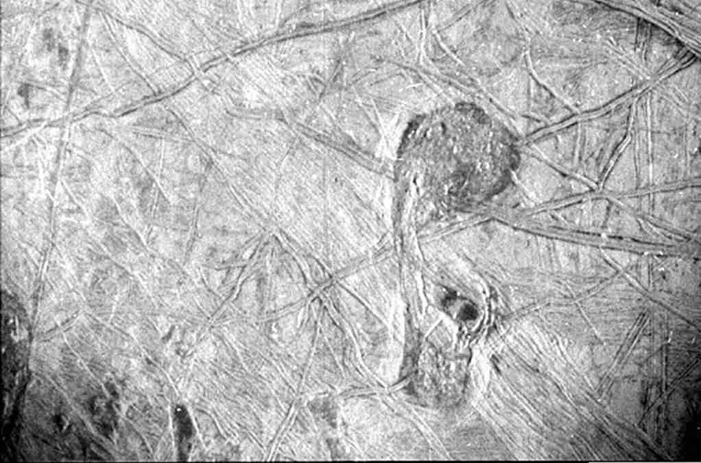 Sonda Juno faz nova foto de Europa, lua de Júpiter