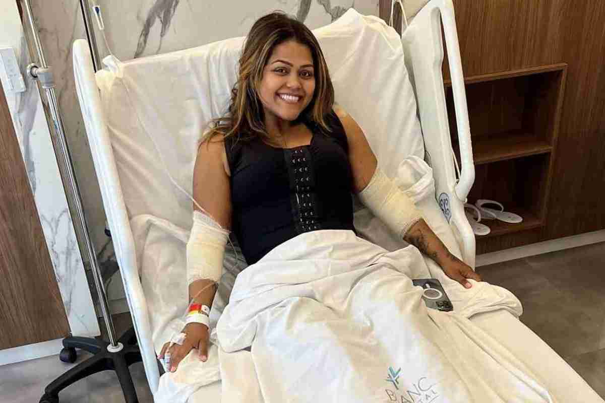 Camila Loures posa sorridente em cama de hospital após procedimentos estéticos: “Sempre quis” (Foto: Reprodução/Instagram)
