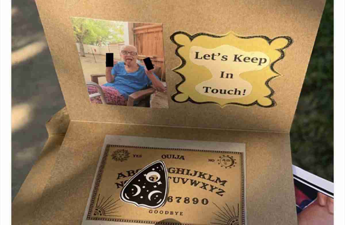 “Vamos manter contato”! Vovó presenteia família com tabuleiros Ouija em seu funeral