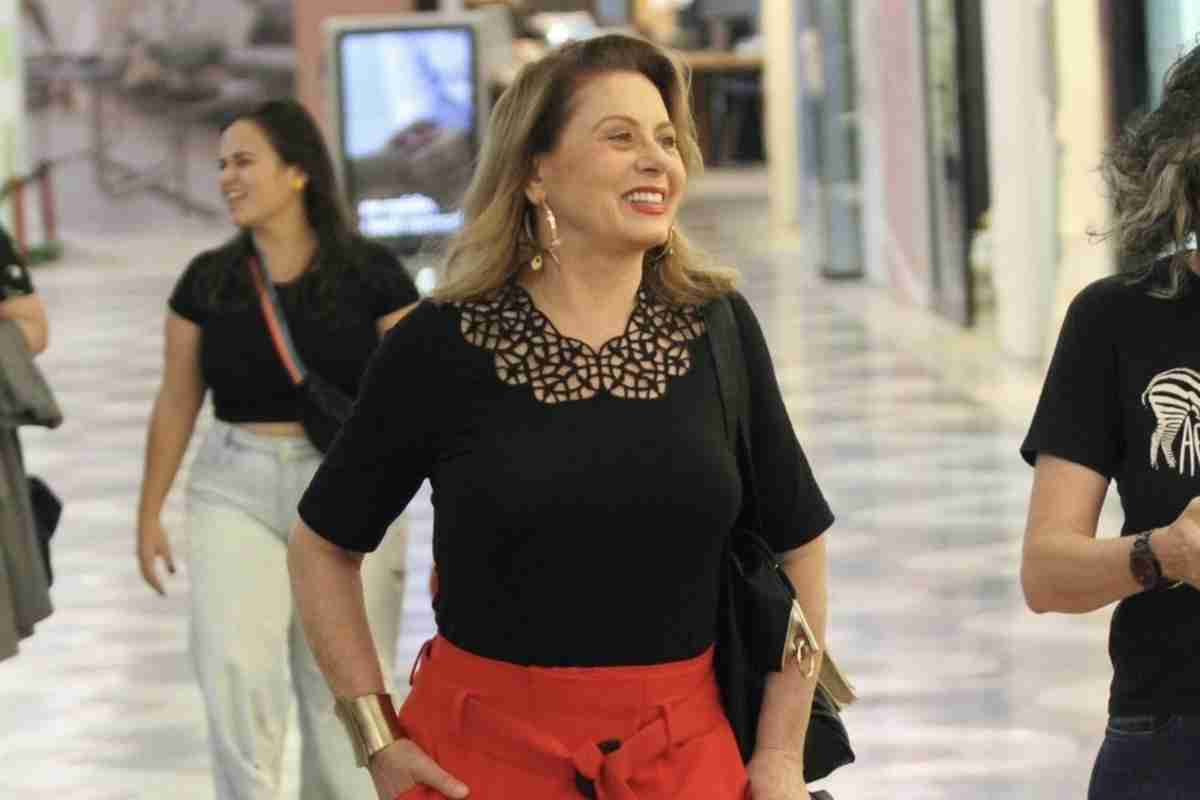 Vera Fischer esbanja beleza ao passear em shopping do Rio (Foto: Rodrigo Adão/AgNews)