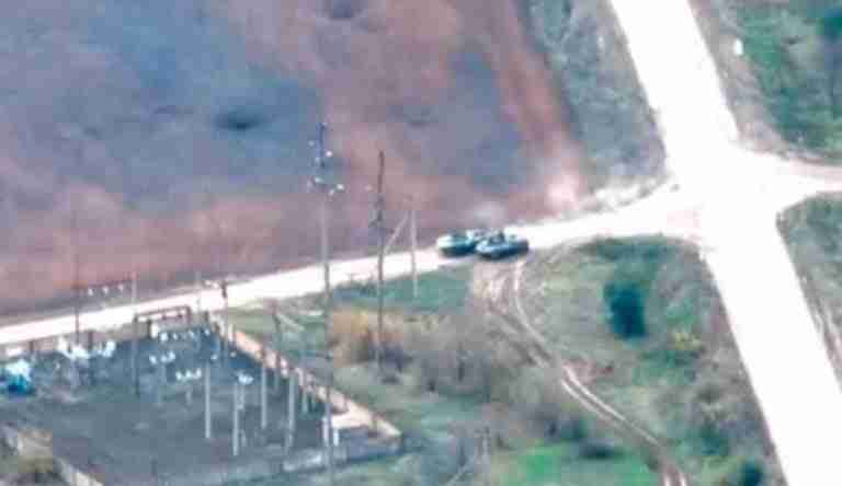 VÍDEO: Blindados russos travam a passagem um do outro e são destruídos pelos ucranianos