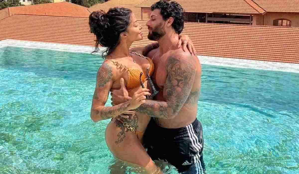 Aline Campos e Jesus Luz curtem piscina em clima de romance (Foto: Reprodução/Instagram)