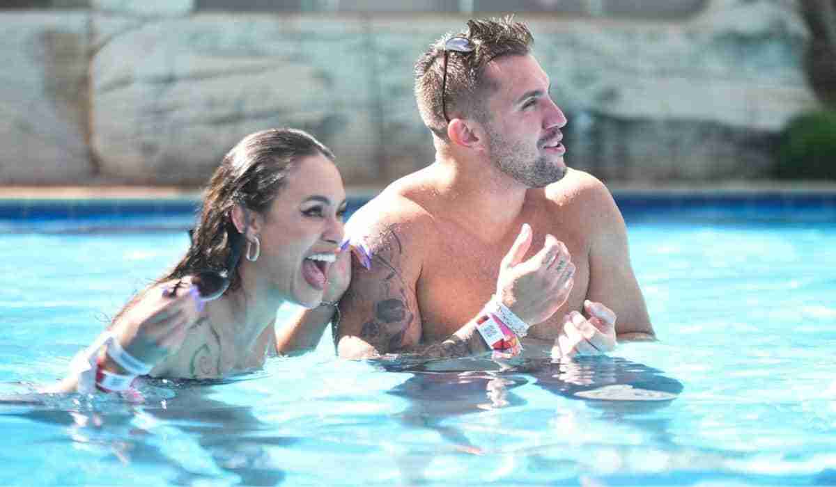 Ex-BBBs Sarah Andrade e Arthur Picoli curtem piscina juntos (Foto: Leo Franco / AgNews)