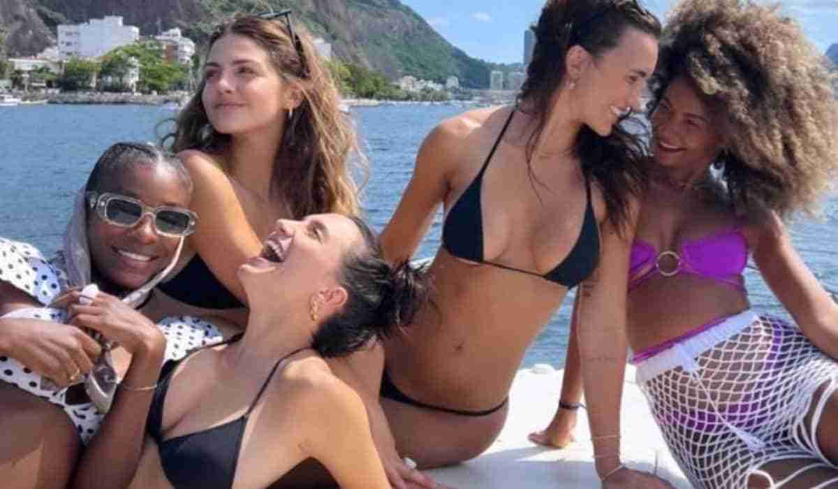 Rafa Kalimann curte dia de sol em passeio de barco com amigas (Foto: Reprodução/Instagram)