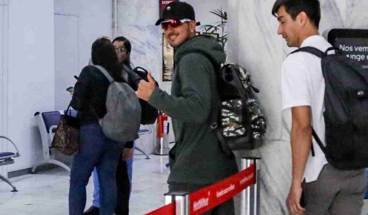 Gabriel Medina é visto embarcando no aeroporto do Rio de Janeiro (Foto: Victor Chapetta / AgNews)