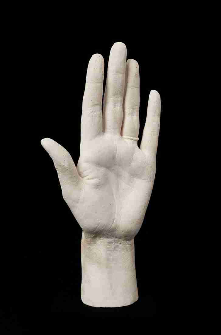 O objeto, que é de gesso, mostra detalhes da mão da Princesa, como a aliança de casamento. Foto: Divulgação/ Reeman Dansie Auctions
