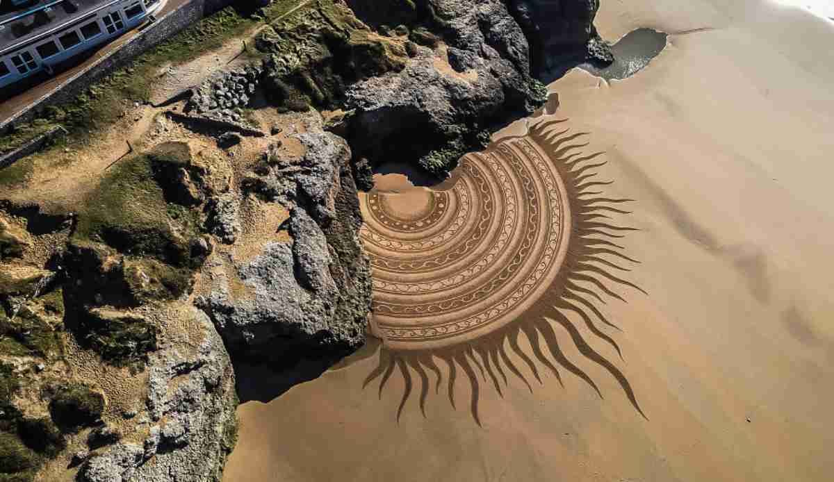 Usando a areia da praia como tela em branco, artista cria desenhos gigantescos e sensacionais