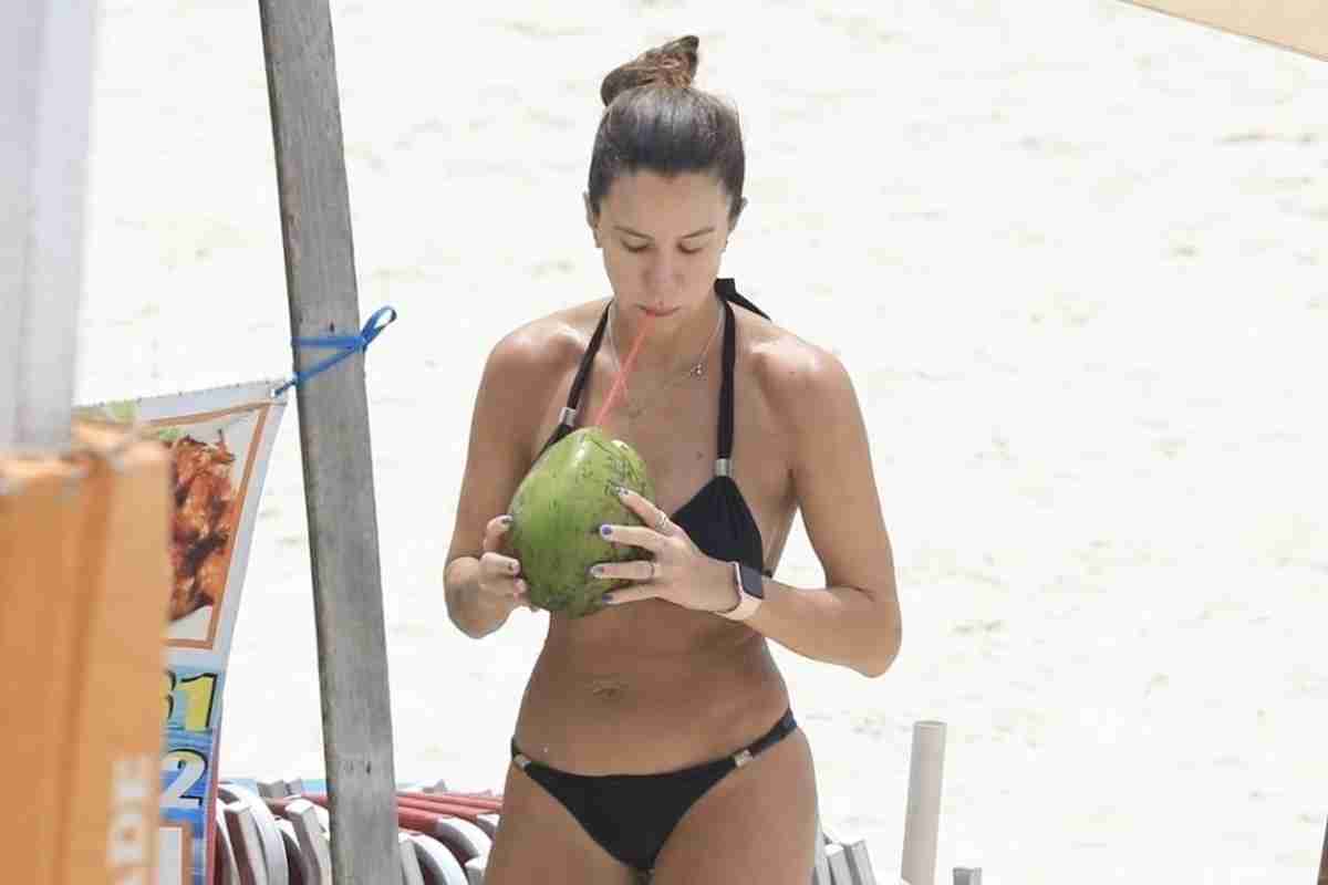 Bárbara Coelho toma água de coco em dia de praia no Rio (Foto: Fabricio Pioyani/AgNews)