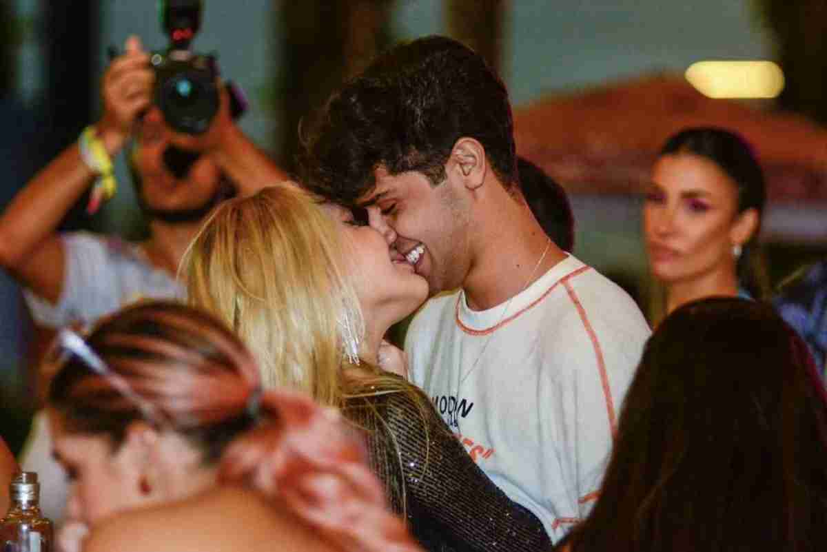 Ex de Éder Militão, Karoline Lima beija muito na Farofa da Gkay (Foto: Webert Belecio/AgNews)
