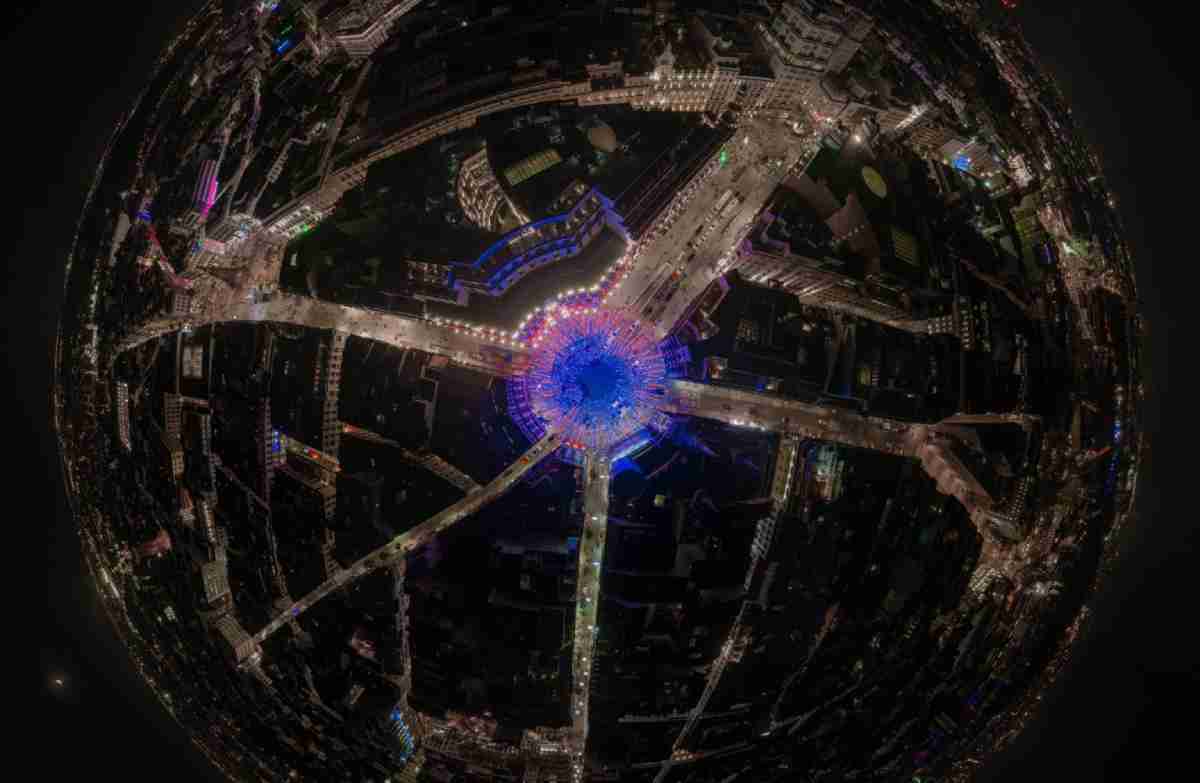 Olho gigante e iluminado por 100 mil luzes observa os visitantes de uma praça em Madri
