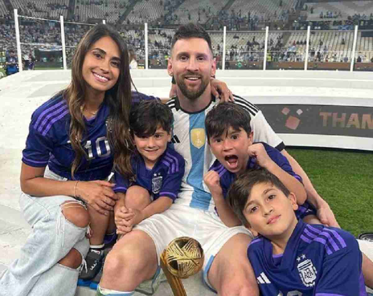 Messi posa com a esposa e os filhos na comemoração da vitória da Copa do Mundo. Fotos: Reprodução/ Instagram
