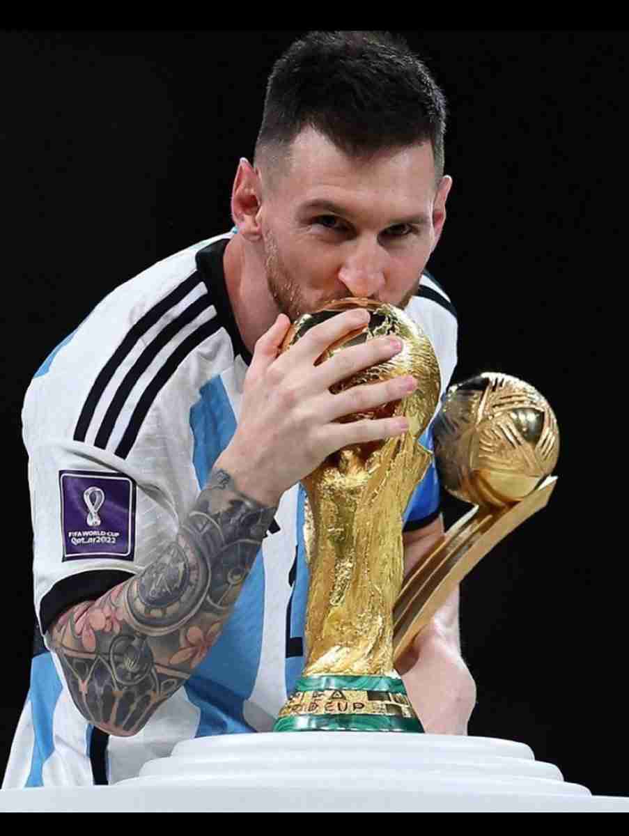 Messi com o troféu de melhor jogador e a taça de Campeão da Copa.