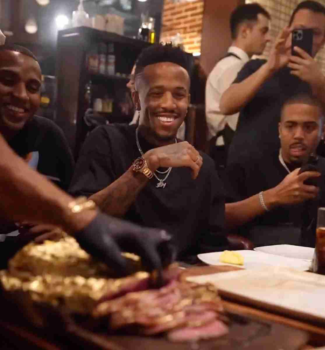 Restaurante do famoso Salt Bae reúne jogadores para comer carne com ouro. Fotos: Reprodução/ Instagram