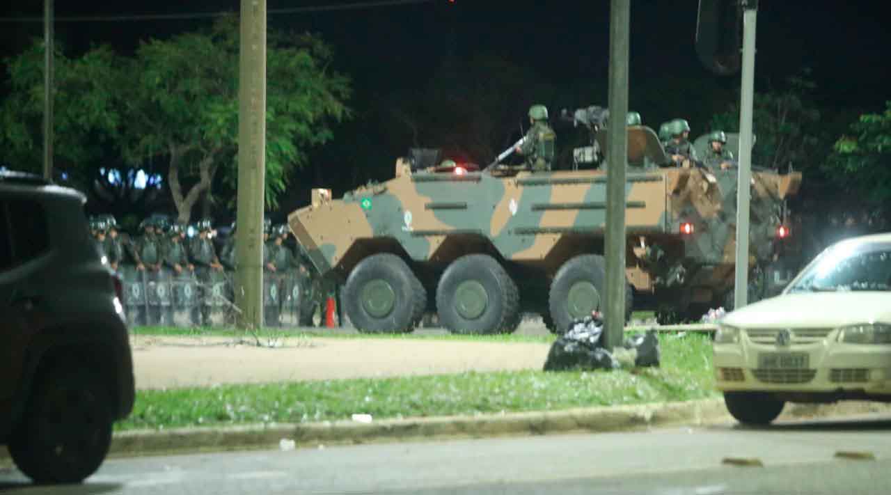 VÍDEO: Exército proteje área militar e impede entrada entrada da Polícia Militar