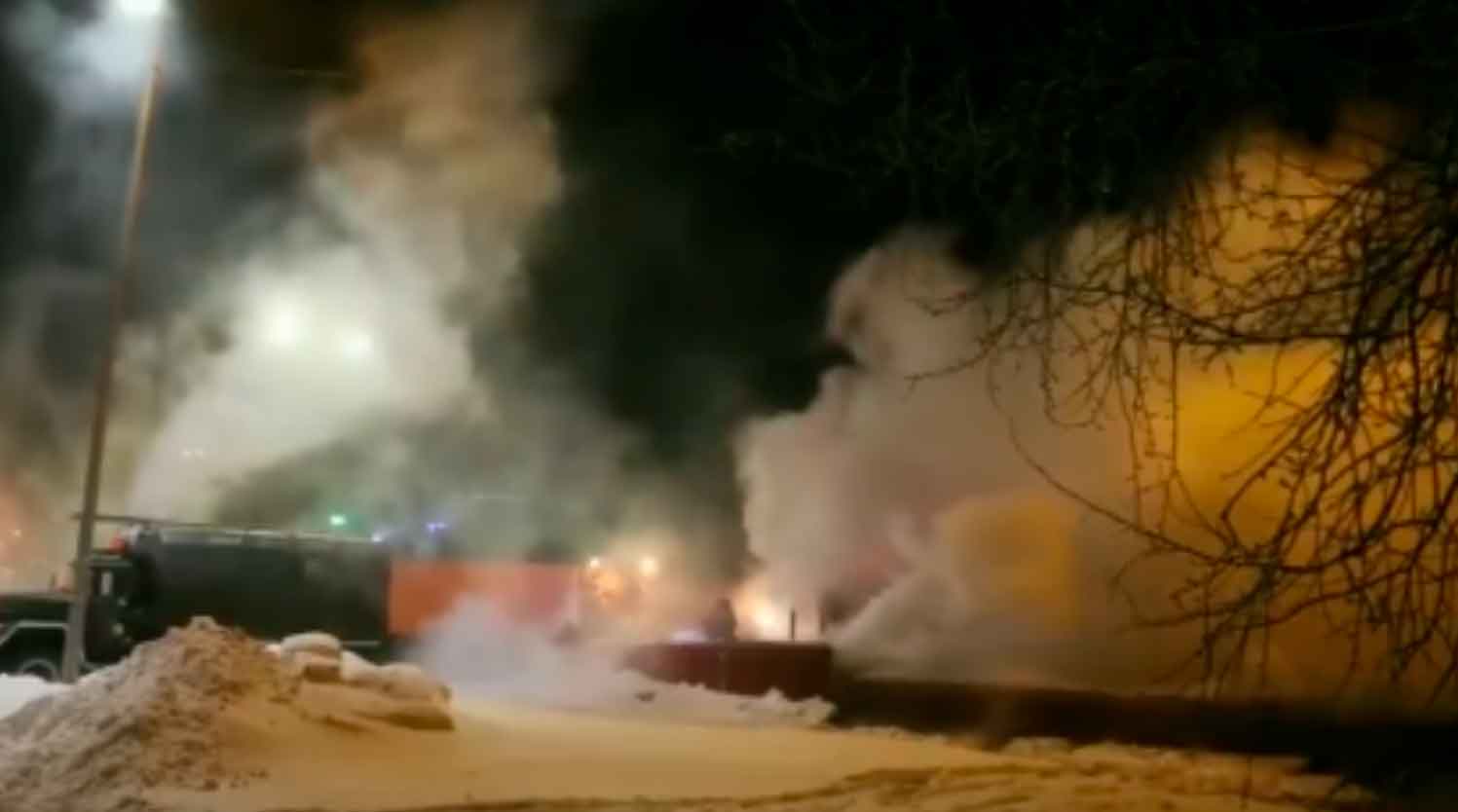 VÍDEO: Temperatura na Rússia cai para -40 graus, canos subterrâneos de aquecimento se rompem