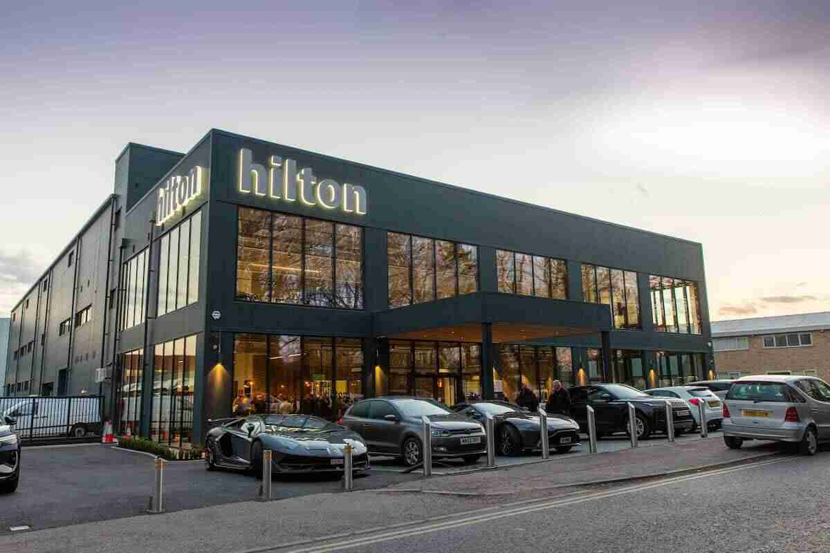 Grupo Hilton inaugura serviço de hotel para carros de luxo. Fotos: Divulgação/ Hilton Group