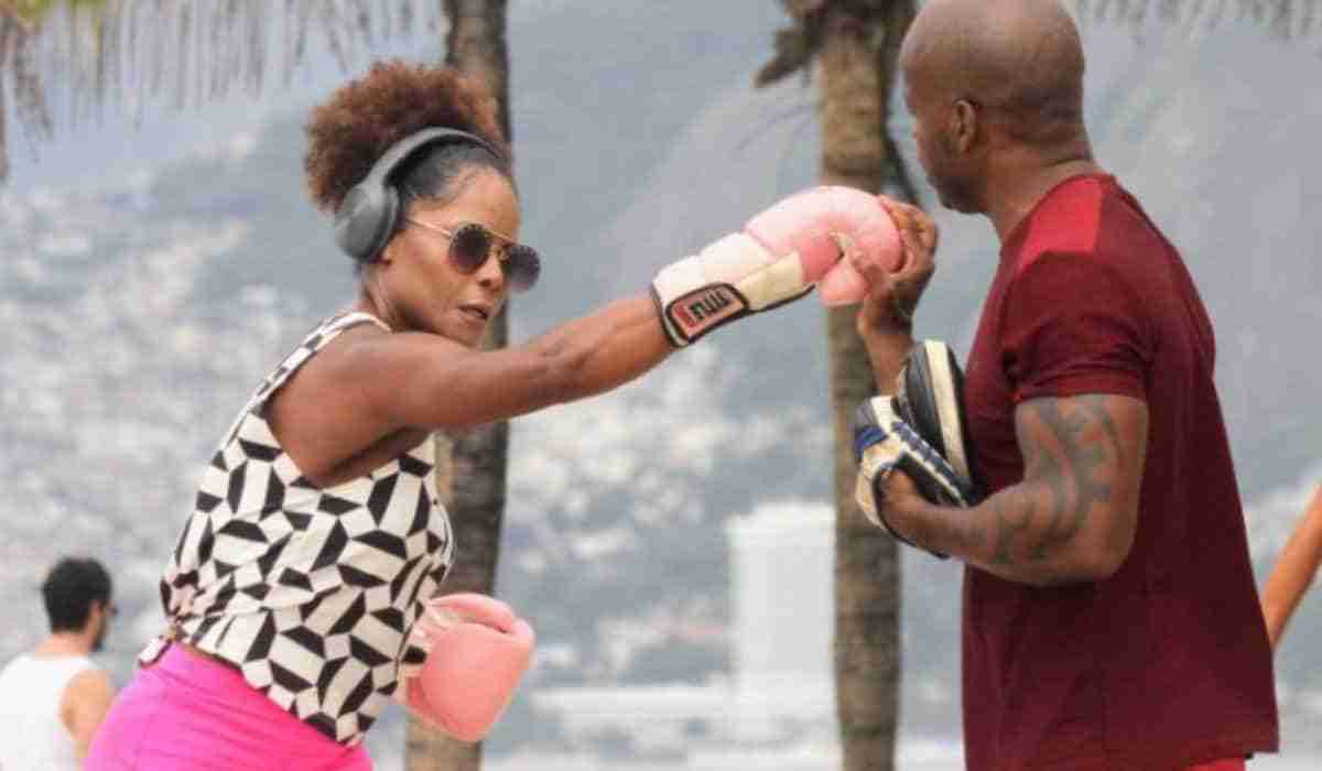 Adriana Bombom é flagrada treinando boxe em praia do RJ (Foto: Daniel Delmiro / AgNews)