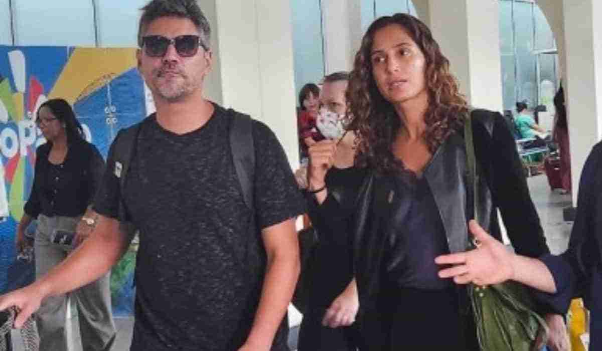 Camila Pitanga é flagrada com o namorado em aeroporto de SP (Foto: Leo Franco / AgNews)
