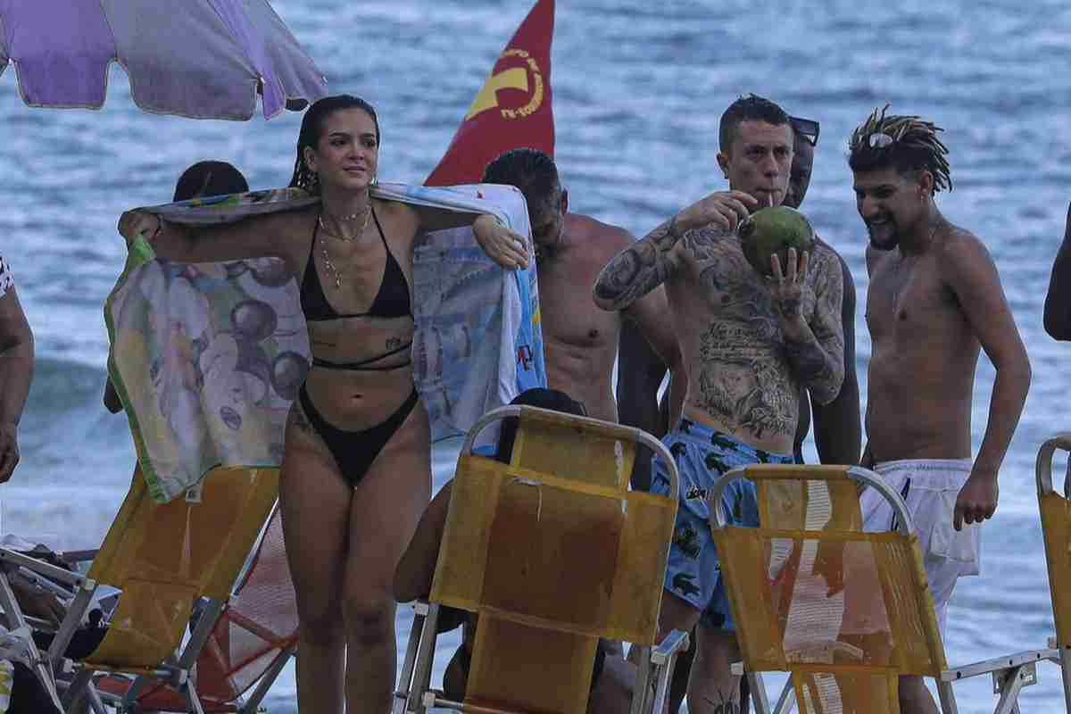 Mel Maia e MC Daniel curtem dia de praia no Rio de Janeiro (Foto: Delson Silva/AgNews)