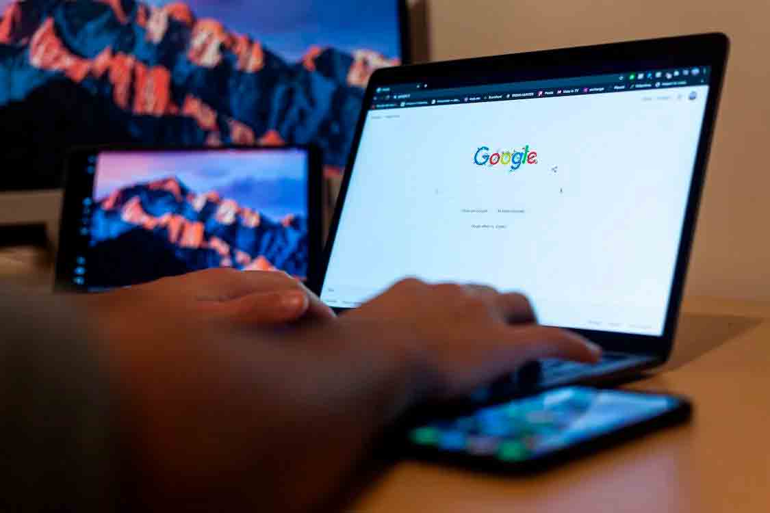 Alphabet, controladora do Google, anunciou que cortará 12.000 empregos. Foto: Pexels