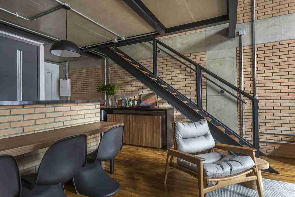 Muito presente nos lofts e apartamentos com estilo industrial, a tubulação aparente pode incrementar o décor. Projeto: Korman Arquitetos/ Foto: JP Image