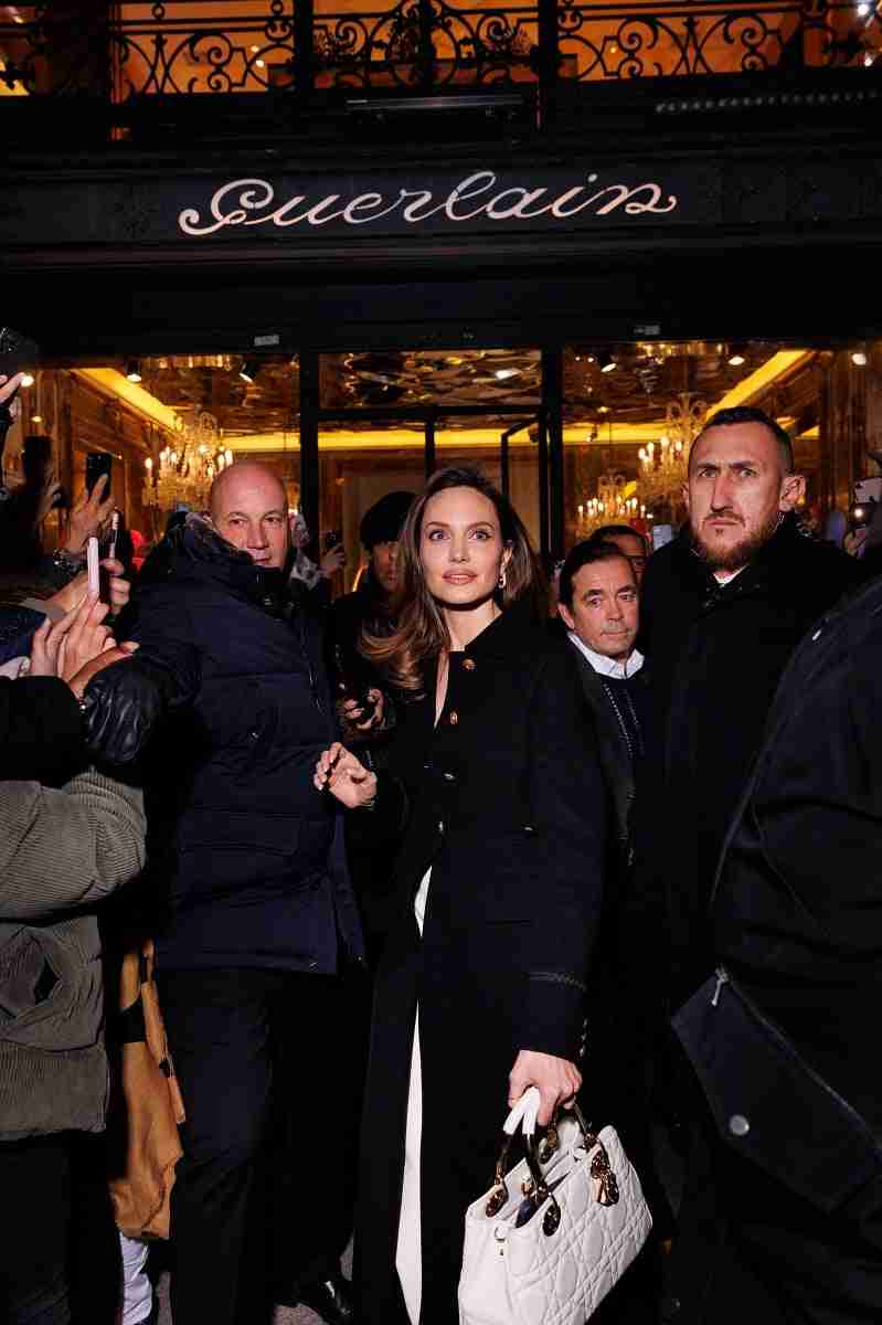 Angelina Jolie renova parceria com grife Guerlain em Paris