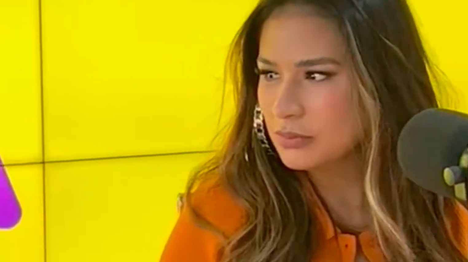 Radialista Chicão cochila durante entrevista com Simone Mendes