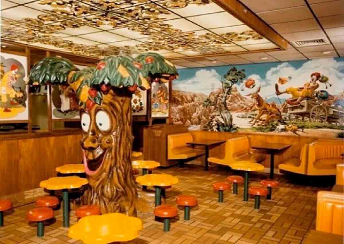 A decoração dos anos 80 é bastante característica, como essa do McDonald's. Fotos: Reprodução/ Instagram