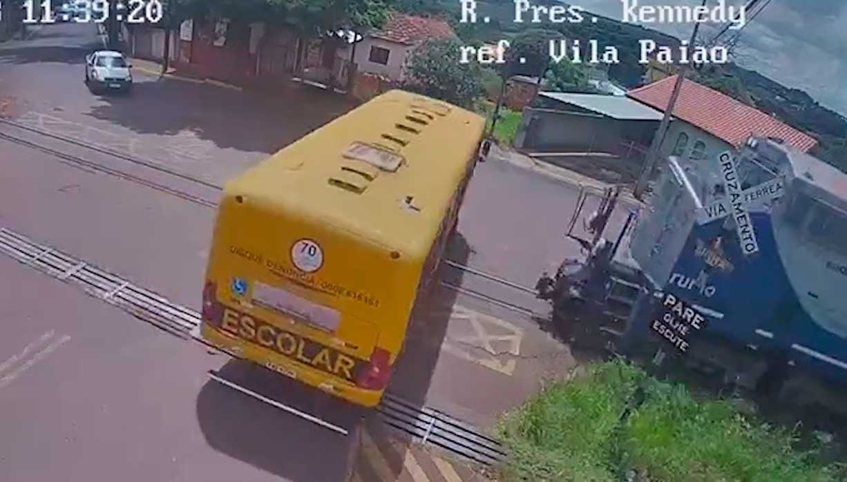 Vídeo mostra momento em que trem atinge ônibus escolar da Apae . Fotos e vídeos: reprodução Twitter