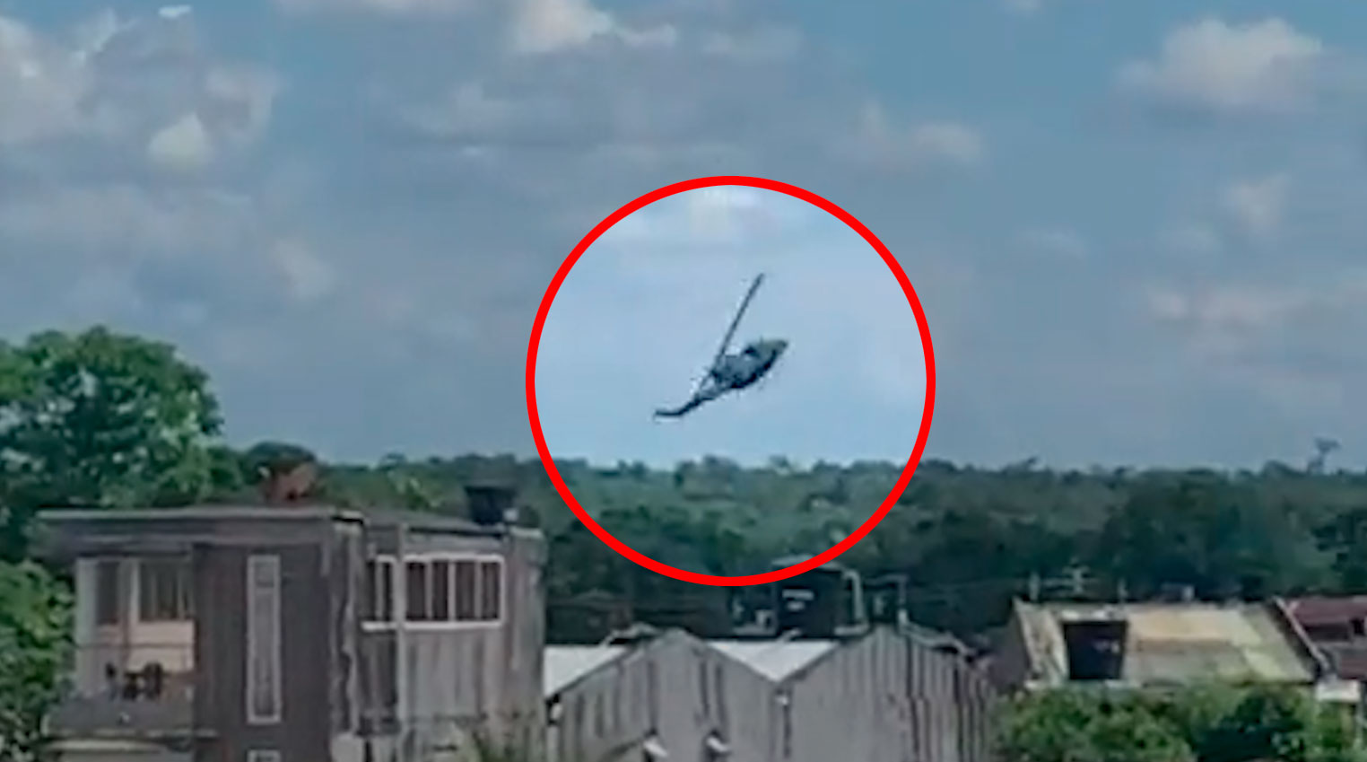 Helicóptero do Exército colombiano cai em área urbana na Colômbia