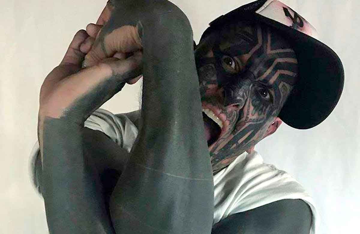 Você teria coragem de fazer uma ‘blackout tattoo’? Veja alguns exemplos e se inspire
