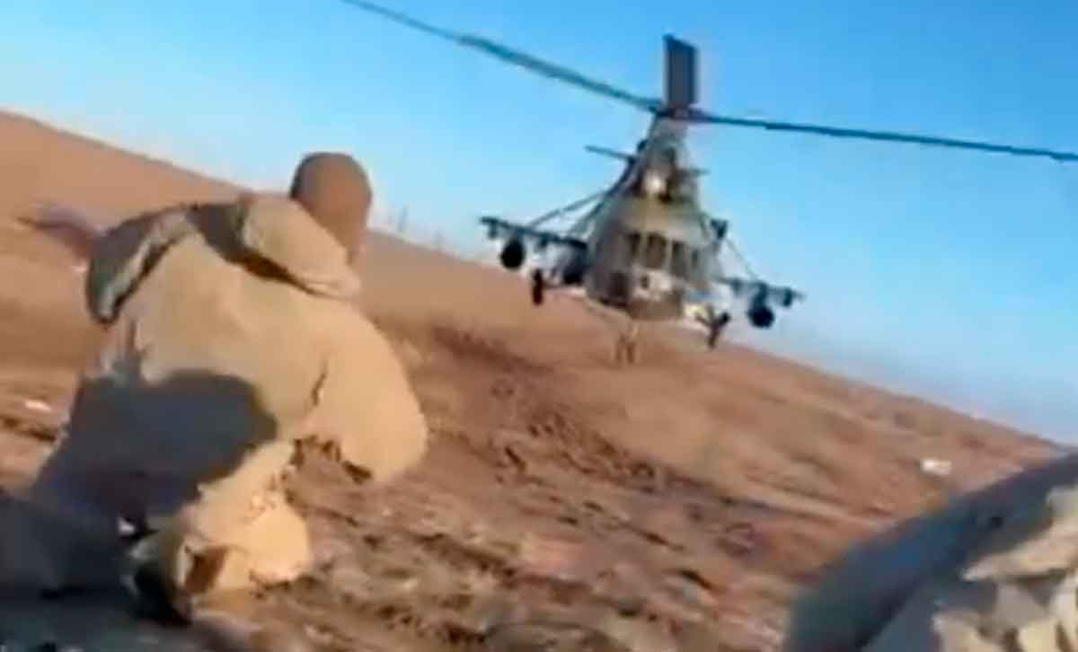Vídeo: Helicóptero quase atropela soldados no chão em manobra para furgir de fogo antiaéreo
