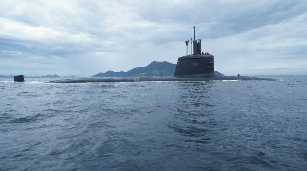 Submarino Humaitá passa por testes de imersão