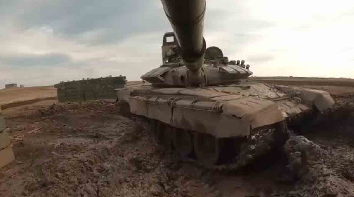 Vídeo mostra o treinamento de guerra urbana para tripulações de tanques T-80 e T-72